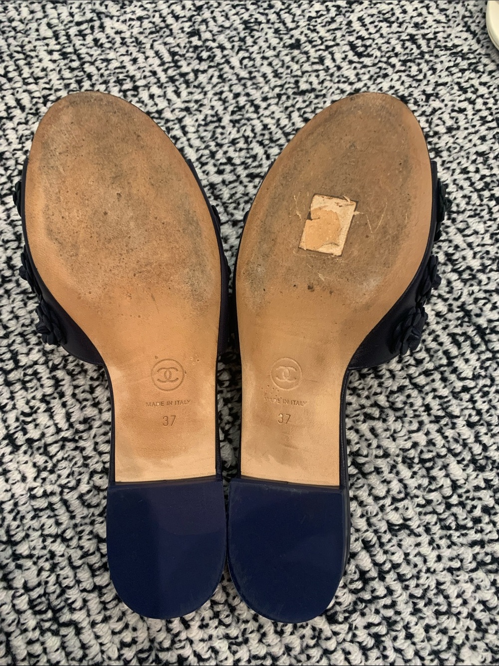 CHANEL Navy Leather Camellia-Embellished Slide Mules with Gold CC size 37 - Picture 6 of 7